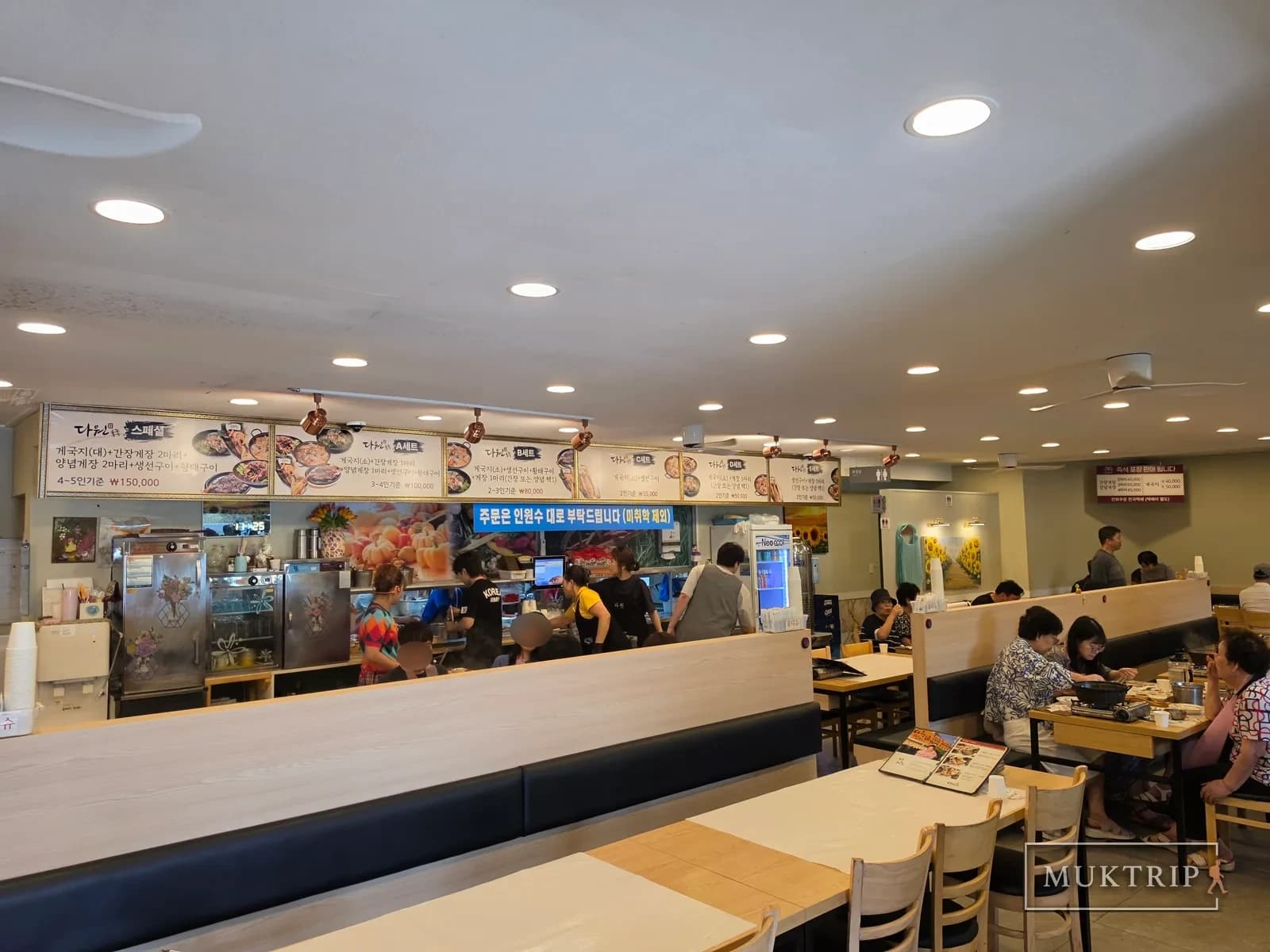 Dawon店内のメニュー表と客で賑わうホール
