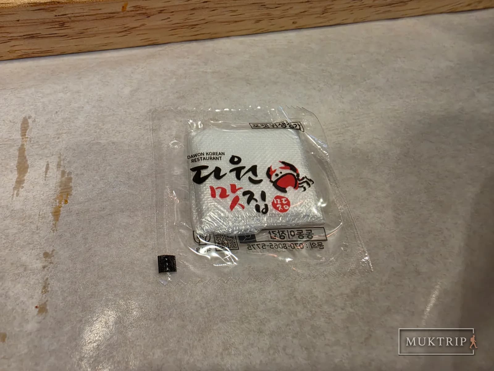 「Dawon」と書かれたビニール手袋がテーブルの上に置かれている