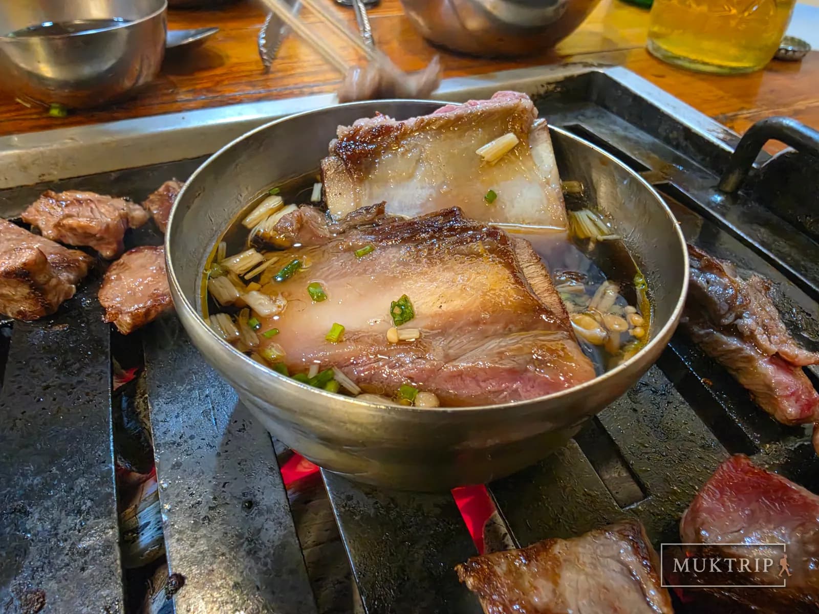 소스에 담가 익히는 두툼한 갈비