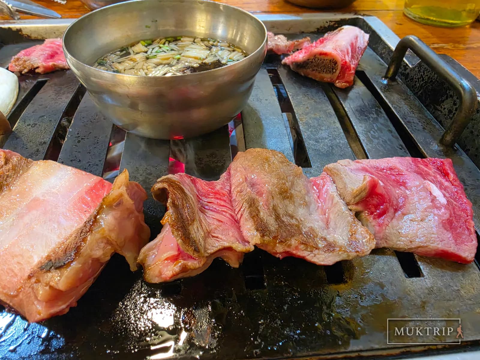 불판 위에서 갈비를 굽는모습