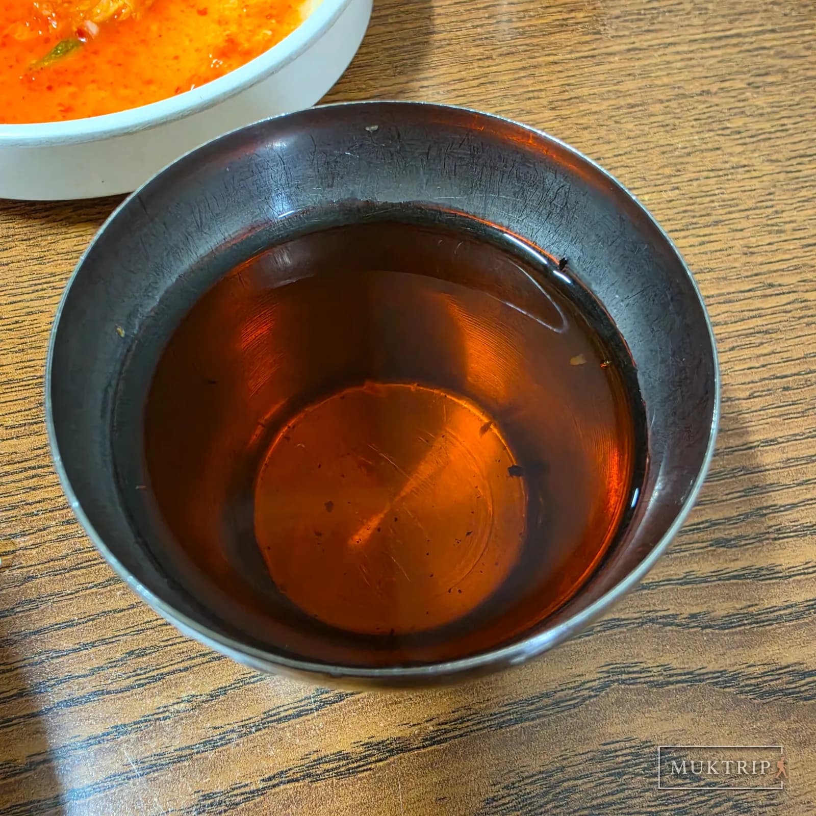 ステンレスの器に入った琥珀色の大根茶