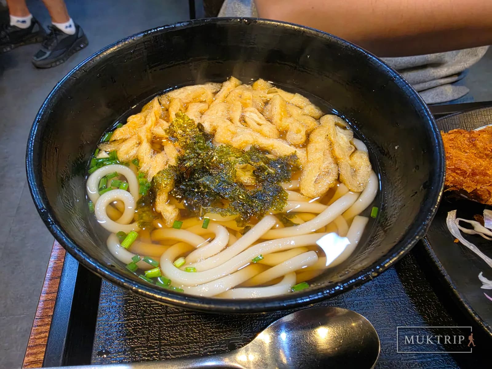 油揚げと海苔粉をのせたうどん一杯