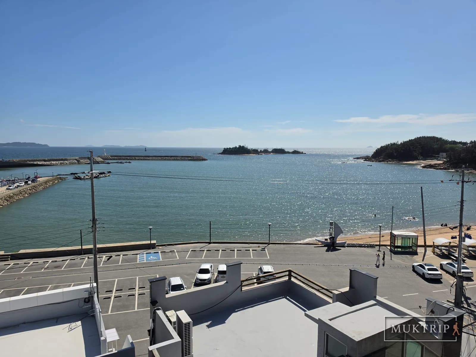 モンサンポの浜辺と港が共に見下ろせる屋上からの眺め