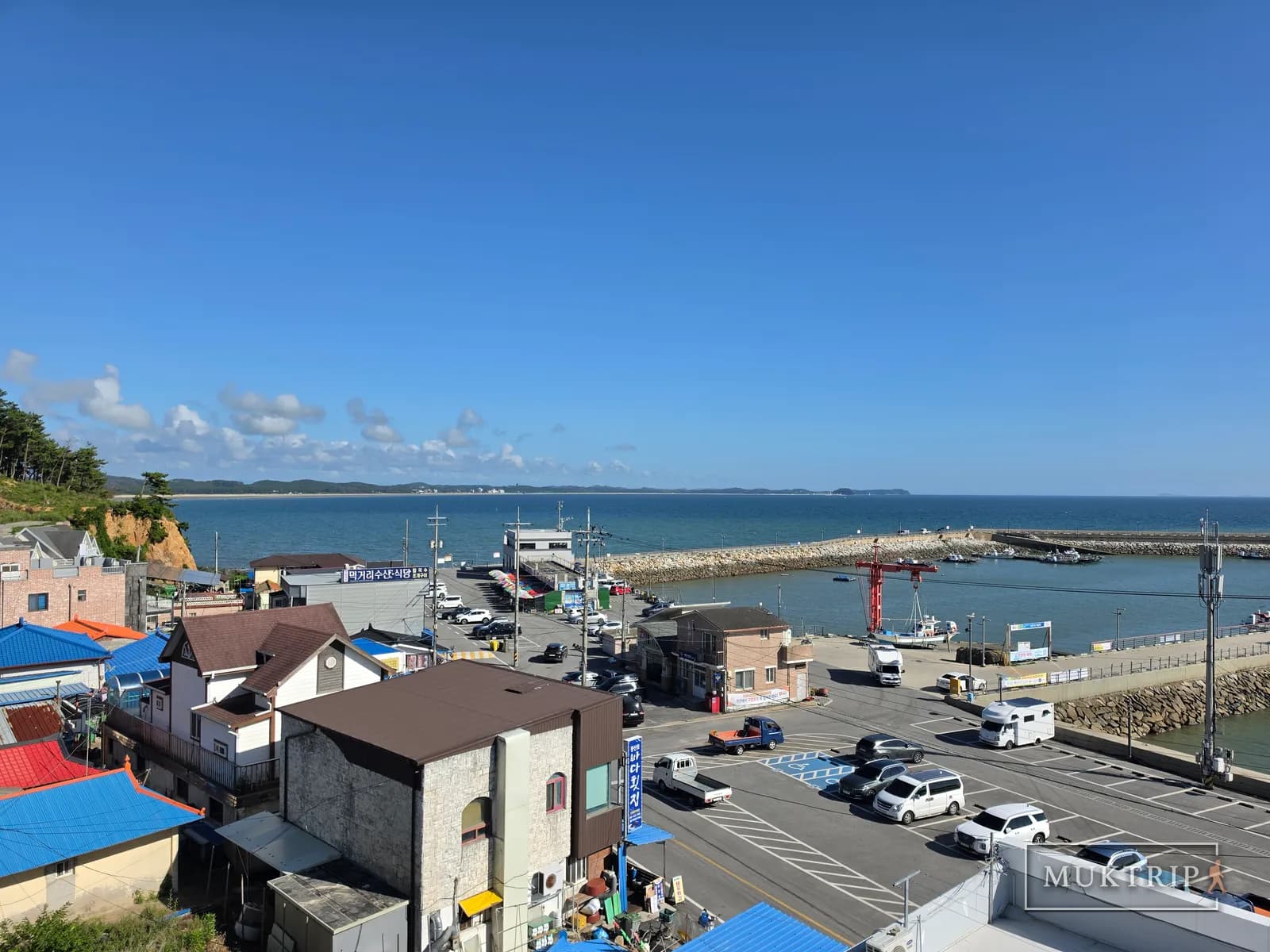 モングルモングル ペンションの屋上から見下ろしたモンサンポ港と海