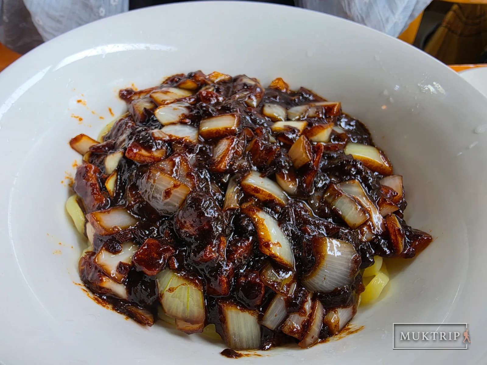 A bowl of regular jjajangmyeon