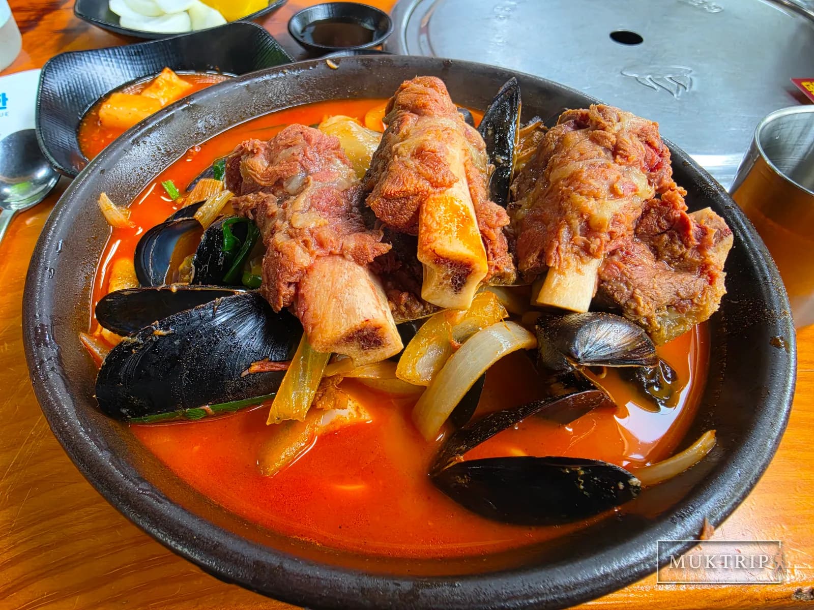 Sutamyeongga Jiheungseon Food Village (Hand-Pulled Noodle Restaurant)'s Jjamppong and Jjajangmyeon, Made with Noodles Hand-Pulled to Order
