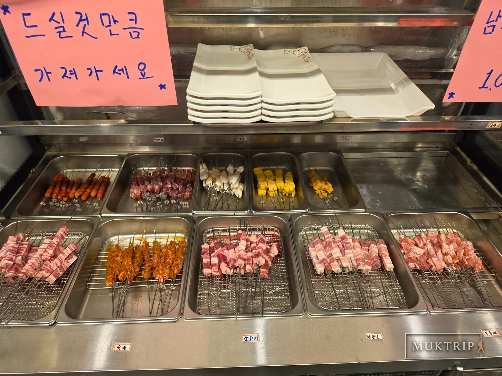 Unlimited refrigerated display with meat skewers neatly arranged
