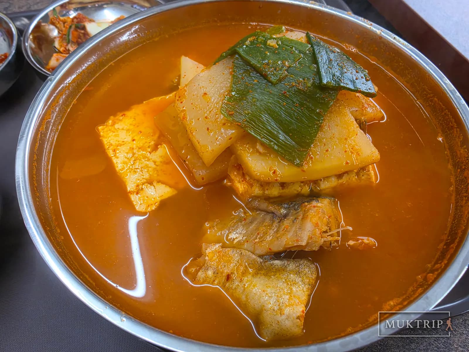 大根と豆腐、長ネギがのった赤いドンテタン