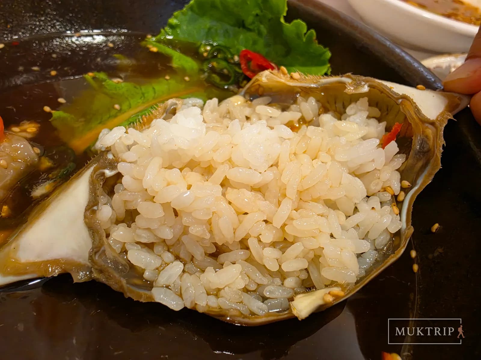 カニの甲羅の中にご飯がこんもりと詰められている