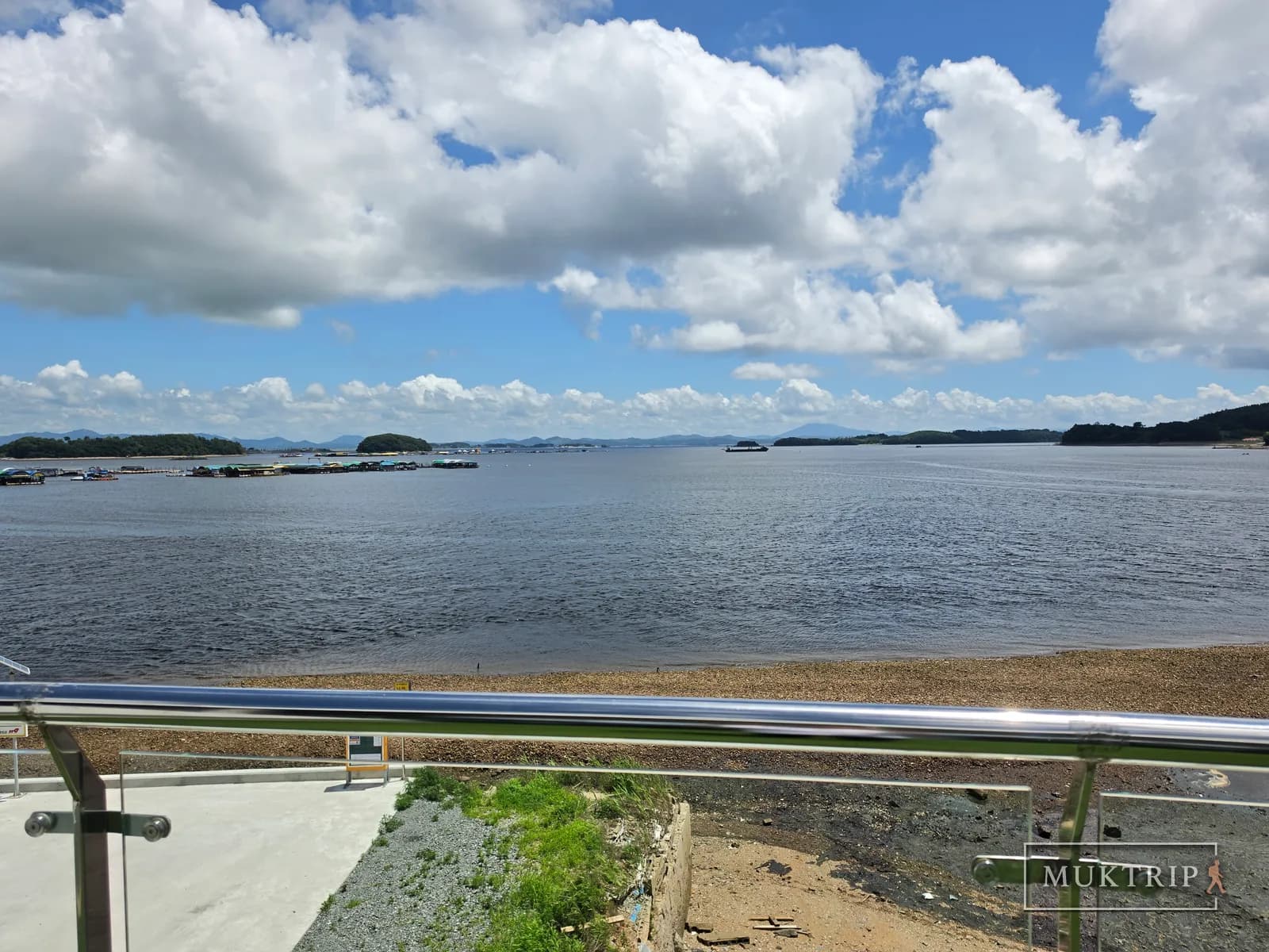 砂利浜と調和した海が広々と広がる
