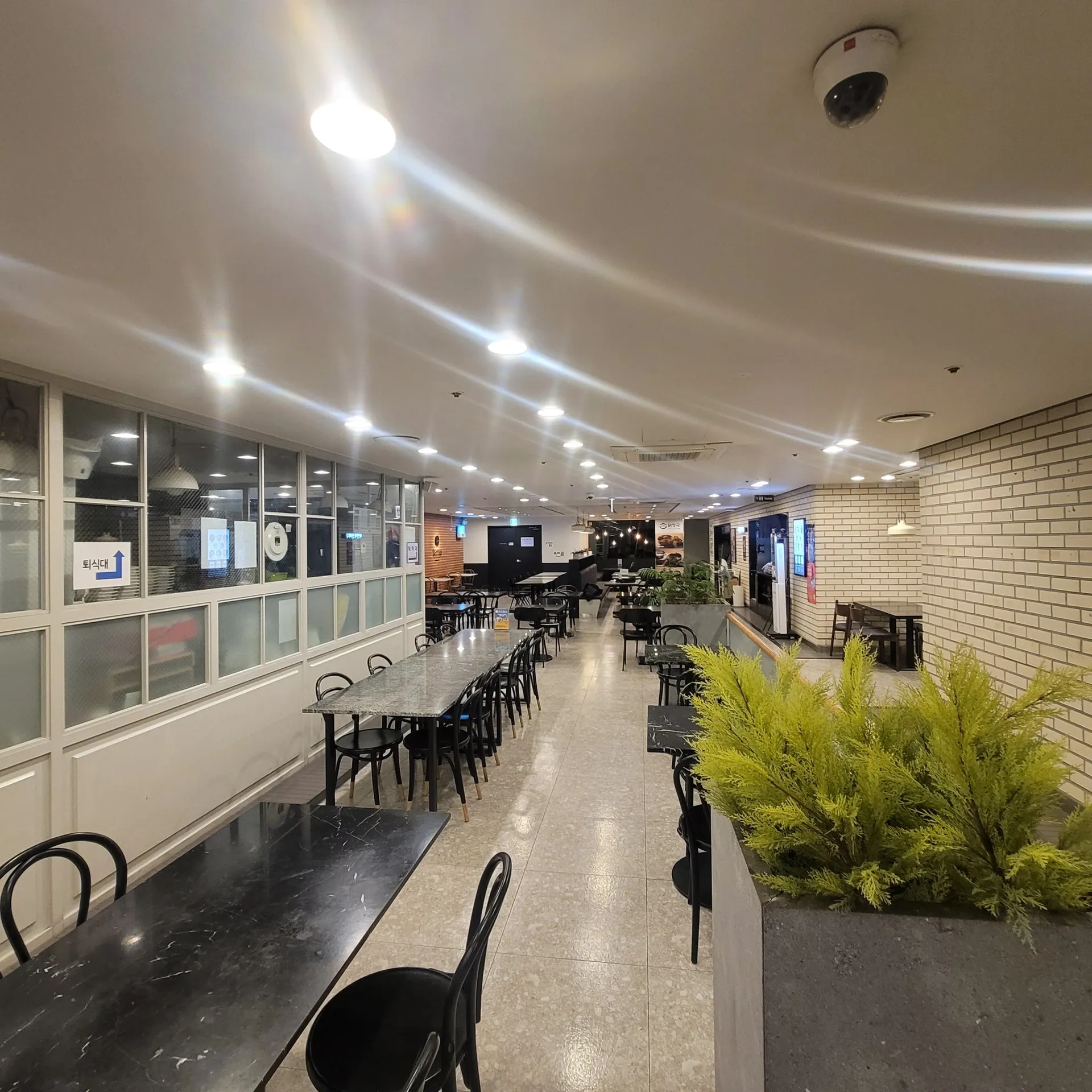 週末の閑散としたラーメン店の内部