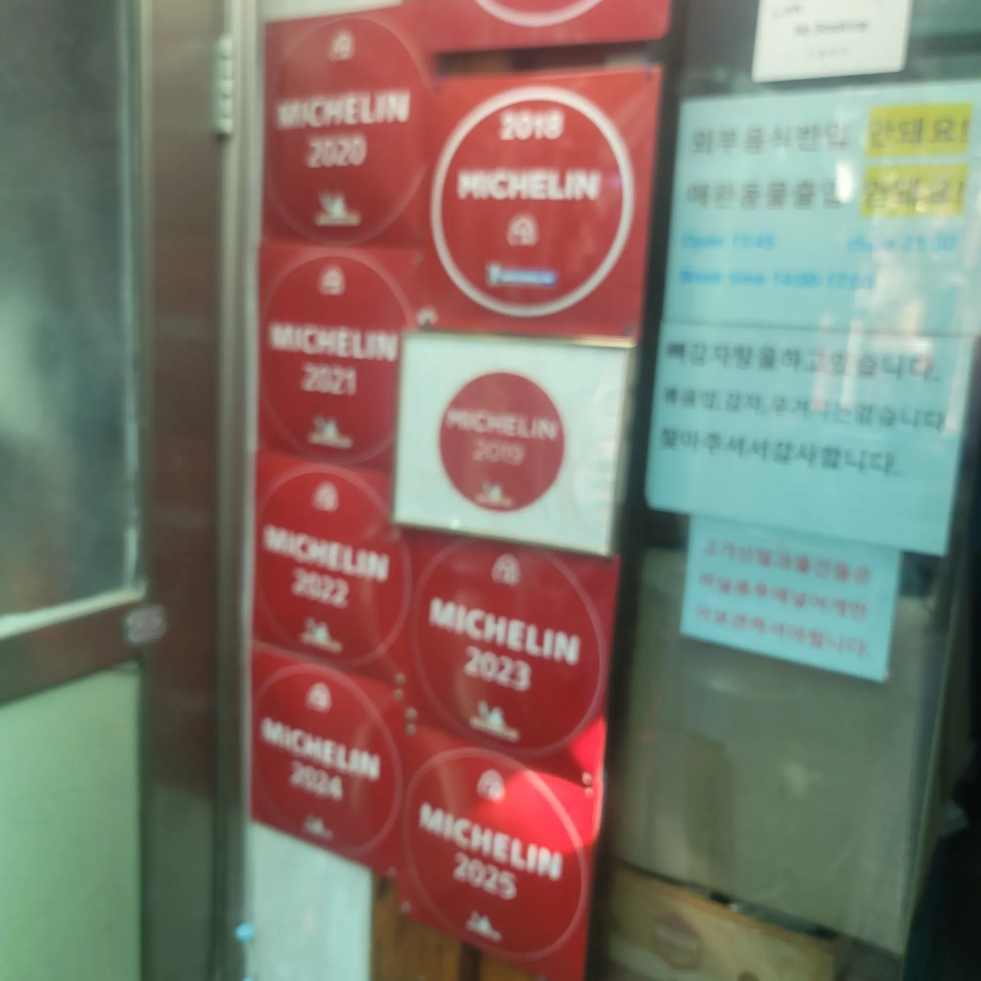 オープン前にハルメジプの前で待っている様子