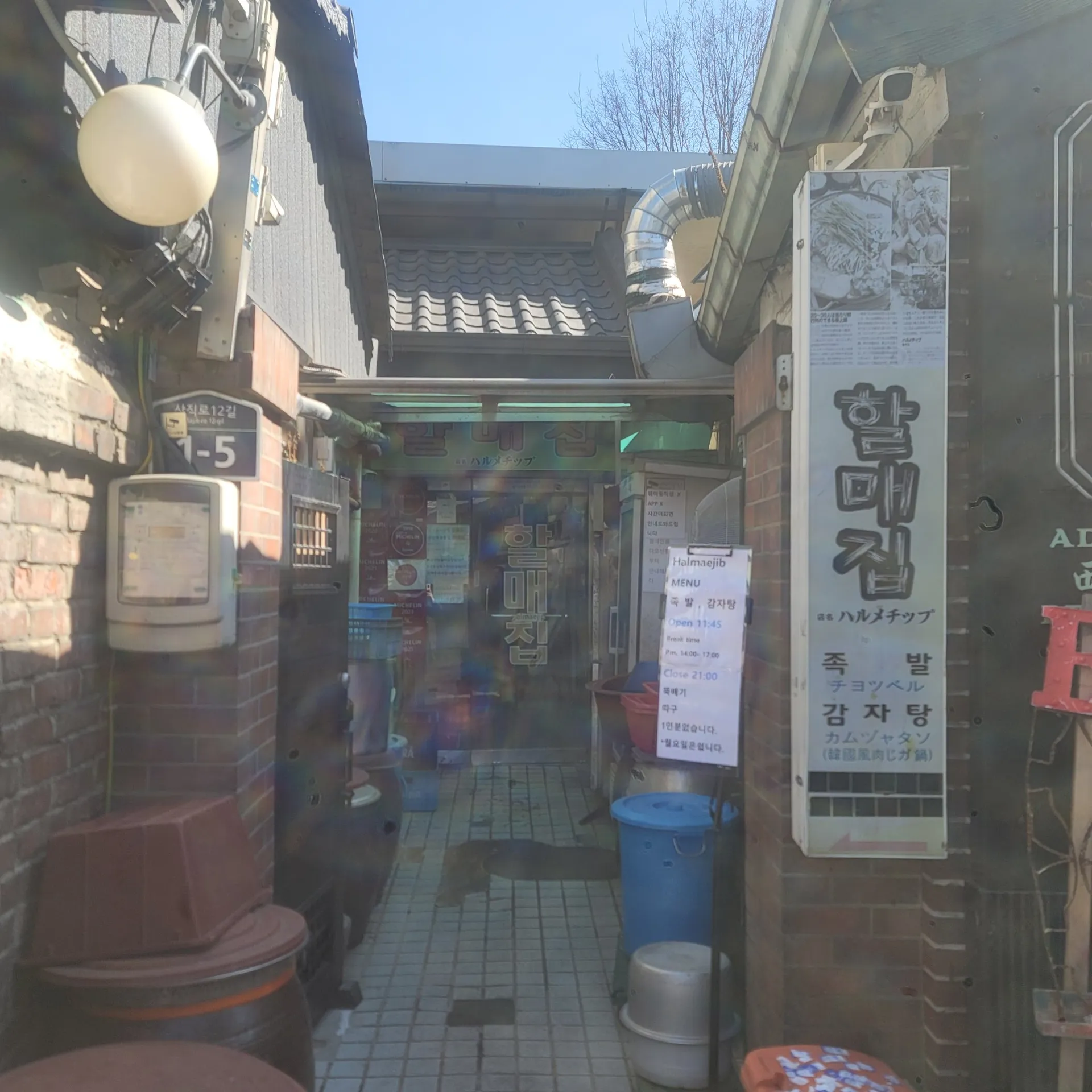 路地の間に位置するハルメジプの入口