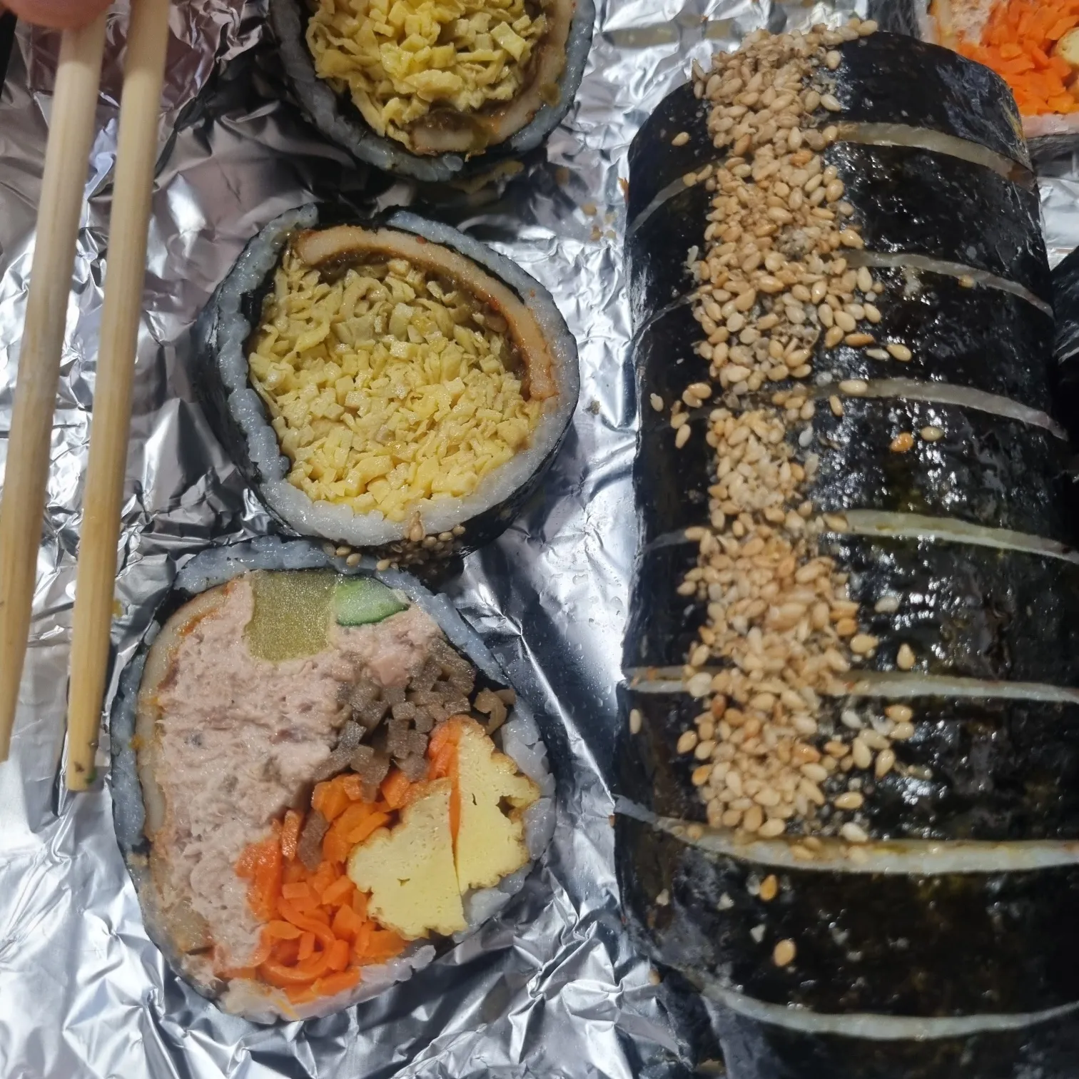 참치가 듬뿍 들어간 참치김밥 단면