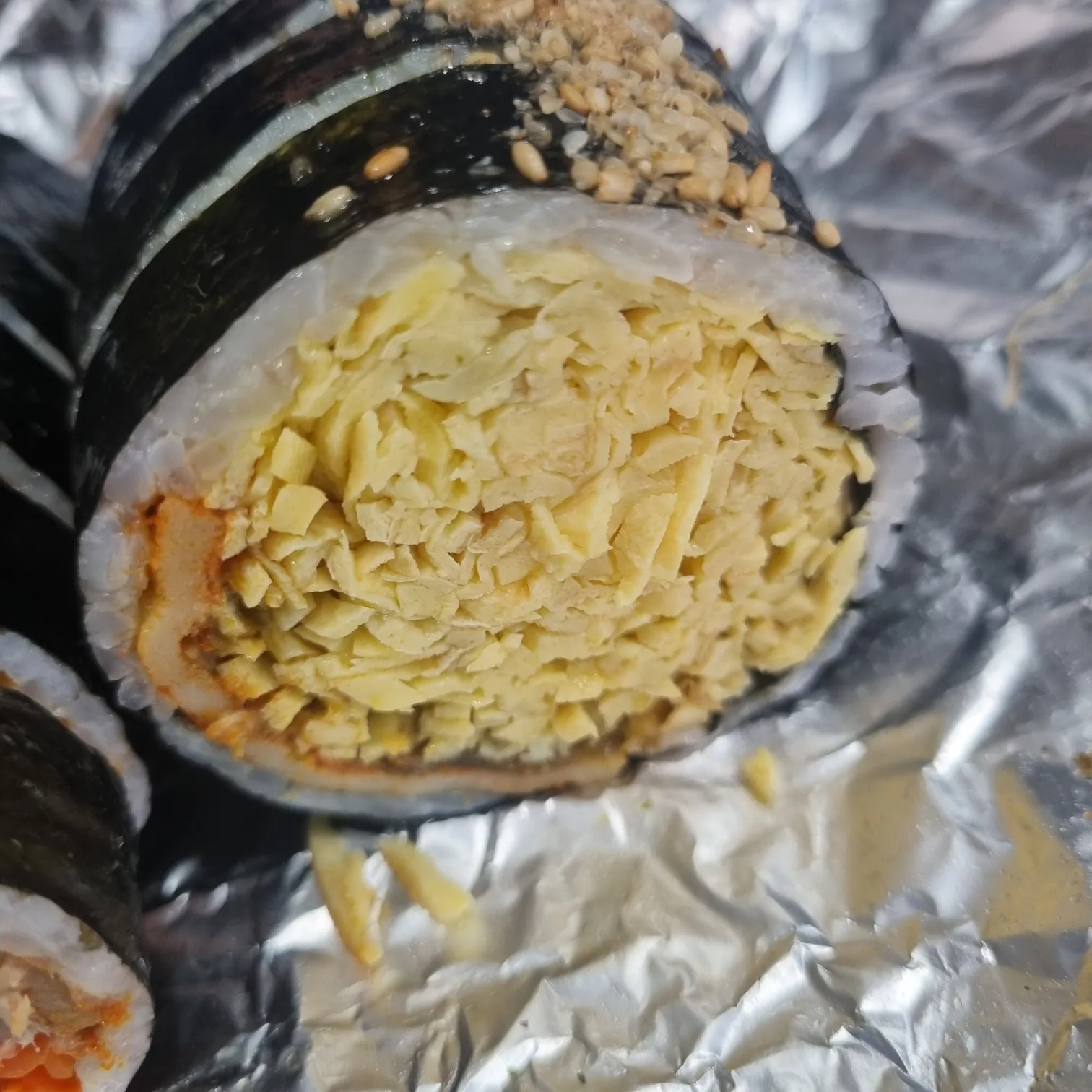 계란이 가득 들어간 김밥 단면