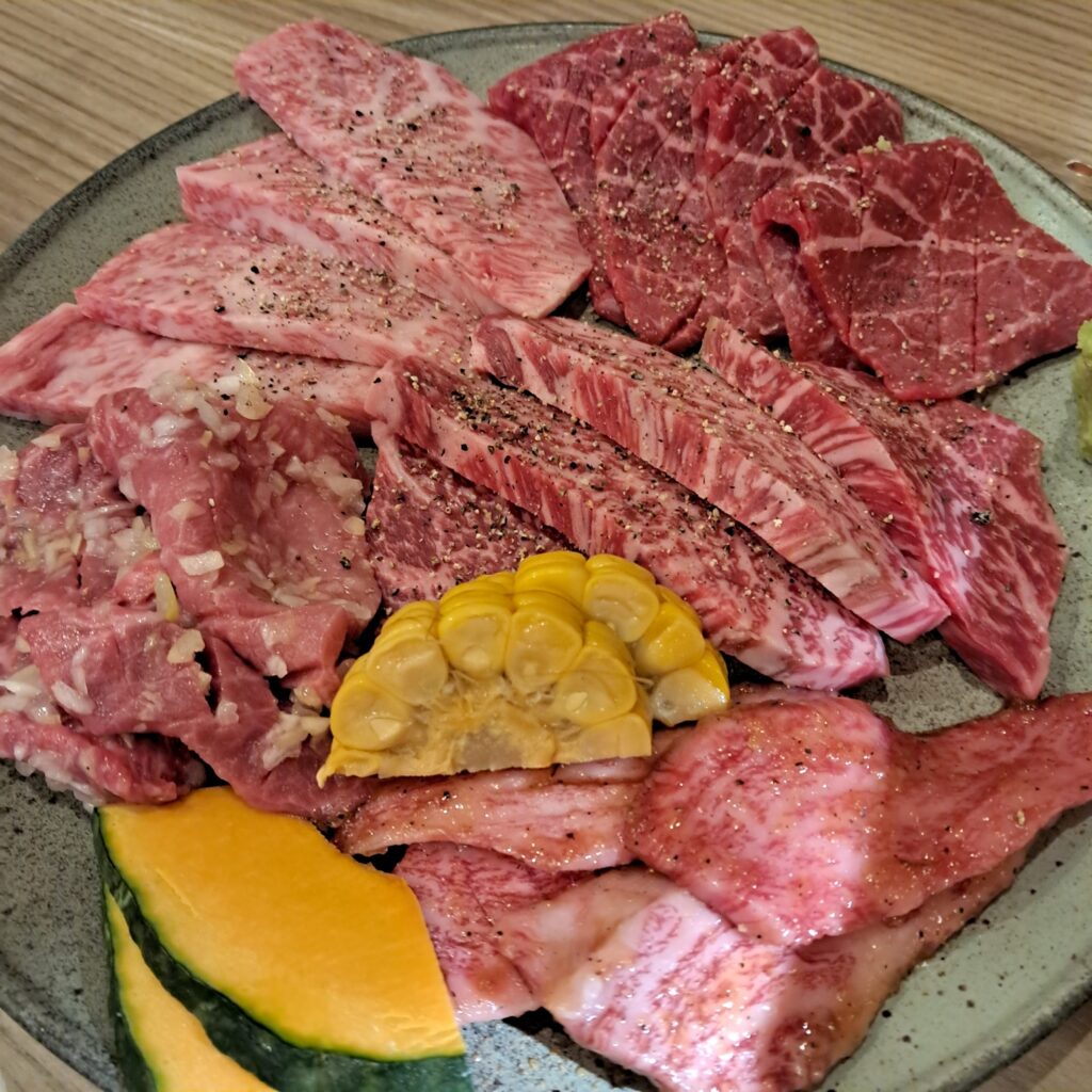 焼いている和牛