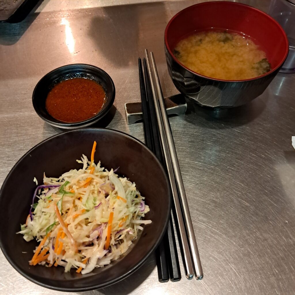 햄버그 세트의 기본 반찬